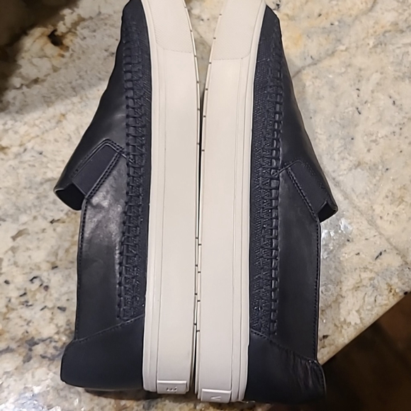 Vince black leather slip on sz.8.5 M.. (#1104) EC. - Picture 10 of 11